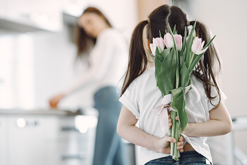 Děvčátko a tulipány